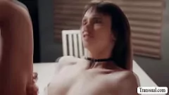 Abspielen T-Girl Kate Zohas Analabenteuer: Bareback-Stiefbruder leckt den Arsch