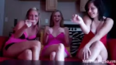 Reproduzir Masturbação POV humilhante - Femdom enojada com pênis pequeno