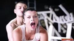 Reproduzir Nadia White, a linda morena milf, domina Johnny com seus peitos grandes e bunda grande, dando-lhe um boquete inesquecível e garganta profunda