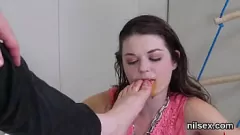 Jouer Foxy chérie se fait pilonner le trou du cul serré dans un asile de fous pour une thérapie dure