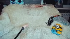 Afspelen Sletterige schoonheid in cosplaykostuum vingert haar poesje en slaat haar kont op webcam