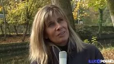 Jouer La journaliste blonde a des relations sexuelles avec deux belles et fortes collègues dans la bite