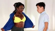 Reproduzir A linda morena faz sexo anal com seu amante talentoso