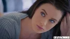 Jouer Elle a de beaux yeux et ils sont bleus et elle aime sucer et baiser