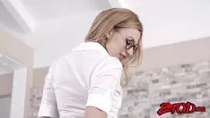 Reproduzir Amor com uma aluna loira que faz um pau feliz