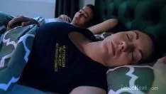 Reproduzir Vassoura fodida em seu sono por seu filho que tem um pau grande