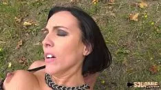 Oynat Milf ile diva vücut ve sütlü memeler var seks üzerinde the merdivenler ile bir kel adam
