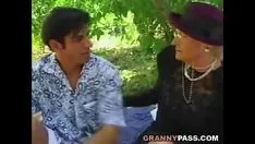Jouer Mature suce une bite dans la nature comme elle aime plus