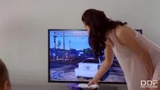 Jouer Alexandra Jane nettoie la maison nue et excite son petit ami qui la baise fort