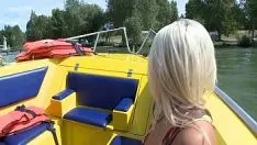 Redare Plimbare cu barca pe lac si sex neprotejat cu blonda apetisanta