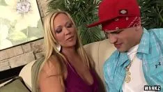 Afspelen Milf Austin Taylor berijdt brutaal de stijve pik van haar vriend