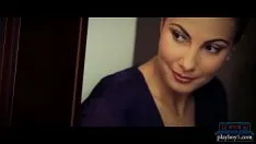 تشغيل فتاة ذات ثديين طبيعيين كبيرين دلكت على جسدها وفي كس رجل أقرن