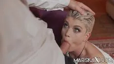 Reproduzir loira de cabelo curto chupa pau