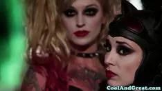 Abspielen Harley Quinn und Catwoman haben Dreiersex mit dem Joker
