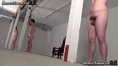 تشغيل ضرب رجال عراة من قبل امرأة بالسوط