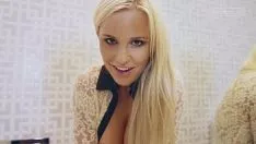 Redare Blonda filmata in baie cum se masturbeaza cu vibratorul