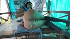 Play Woman who gets a lot of sperm in her ass and then gets her pants dirty