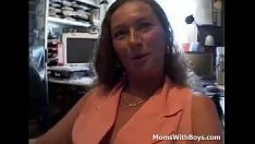 Reproduzir Slimuta pornô lida com dois homens ao mesmo tempo