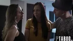 Reproducir Esta mujer flaca tiene la boca llena de esperma y no la deja hasta que la exprime
