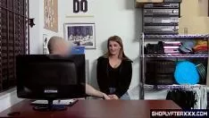 Reproducir Ella es muy pervertida y hace que su pareja siempre use condón en su polla por si acaso