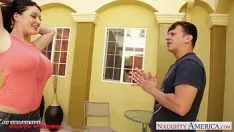 تشغيل تخلع ملابسها عارية وتضرب جارتها بالكرات على صاحب الديك
