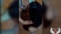 Oynat Bu genç kadın, bir erkeğe yemek servisi yaptıktan sonra oğluyla seks yapmak üzere seçiliyor