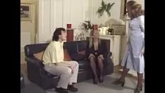 Reproducir La rubia que es follada en la boca por muchos hombres a la vez