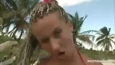 Jouer Cette belle blonde enlève ses sous-vêtements et commence à lui sucer la bite
