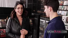 تشغيل يتم القبض على زوجة الغش لقاء المتشددين في الهواء الطلق