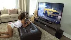 Redare Bruneta Se Joaca Pe Playstation Si Se Masturbeaza