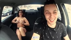 Reproduzir Passeio inesquecível: táxi falso cheio de dançarinas go-go sensuais e peitos grandes