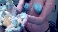 Oynat Mia Nyx'in 20. Doğum Günü Pastası Solo Kamera Gösterisi - Minyon Esmer Genç Mia Nyx Yemekle Yaramazlaşıyor