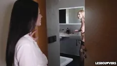 Redare Curvy Euro Lesbo Lovers Angel Princess și Anastasia De Vine devin sălbatice cu un double Dong