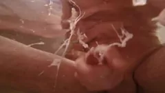 Redare O micuță curbată se umblă sub apă în cadă
