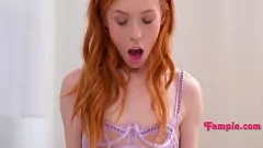 Reproduzir Petite Ginger Teen troca doces pelo pau duro do meio-irmão