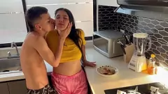Redare Întâlnirea interzisă în bucătărie între sora vitregă și fratele vitreg