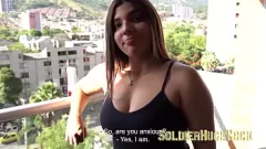 Redare Dolofană blondă prostituată latină suge și călărește penisul netăiat pentru bani