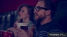 Oynat Şöminenin yanında derin tedavide akşam film ve fuck