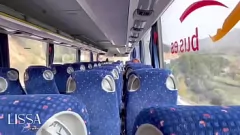 Afspelen Latina exhibitionist trekt buiten busgenoot af