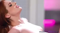 Jouer Massage MILF lesbien : Scarlett Mae et Sabina Rouge dans un doigté et un léchage de chatte imbibés d'huile 69