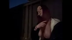 Oynat Seksi İtalyan MILF Artemisia Love Açık Havada Sigara İçerken Büyük Göğüslerini ve Sert Meme Uçlarını Gösteriyor