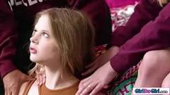 Experimentarea cu mama vitregă: o experiență lesbiană fierbinte din Asia și blondă