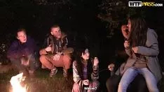 Redare Futai In Padure La Un Foc De Tabara Cu Multe Cupluri