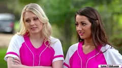 Redare Doi jucători de softball și o blondă busty într -un triplu lesbian abur