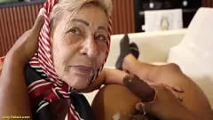 Oynat 77 yaşındaki büyükannenin aşırı anal BBC macerası