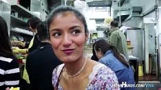 تشغيل XXX مع رجل منخفض ضغط الدم يحب أن يضع أصابعه في بوسها ويعطي ألسنة
