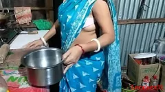 Jouer Session de putain anale étendue de la femme chaude dans la cuisine