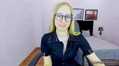 Redare Țâțele mici ale blondei europene ale gagicii expuse pe webcam