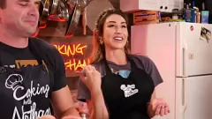 Oynat Christiana Cinn Kişisel Alıyor: Nathan Bronson ile Bikini Bar Röportajı