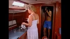 Jouer Sexe hardcore fait par un couple dans un bateau de luxe 2017
